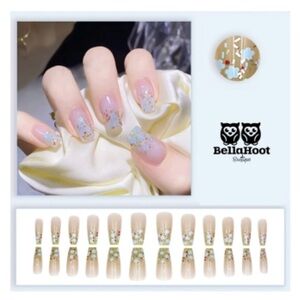 Floral Press-On Nails - Cream and Blue